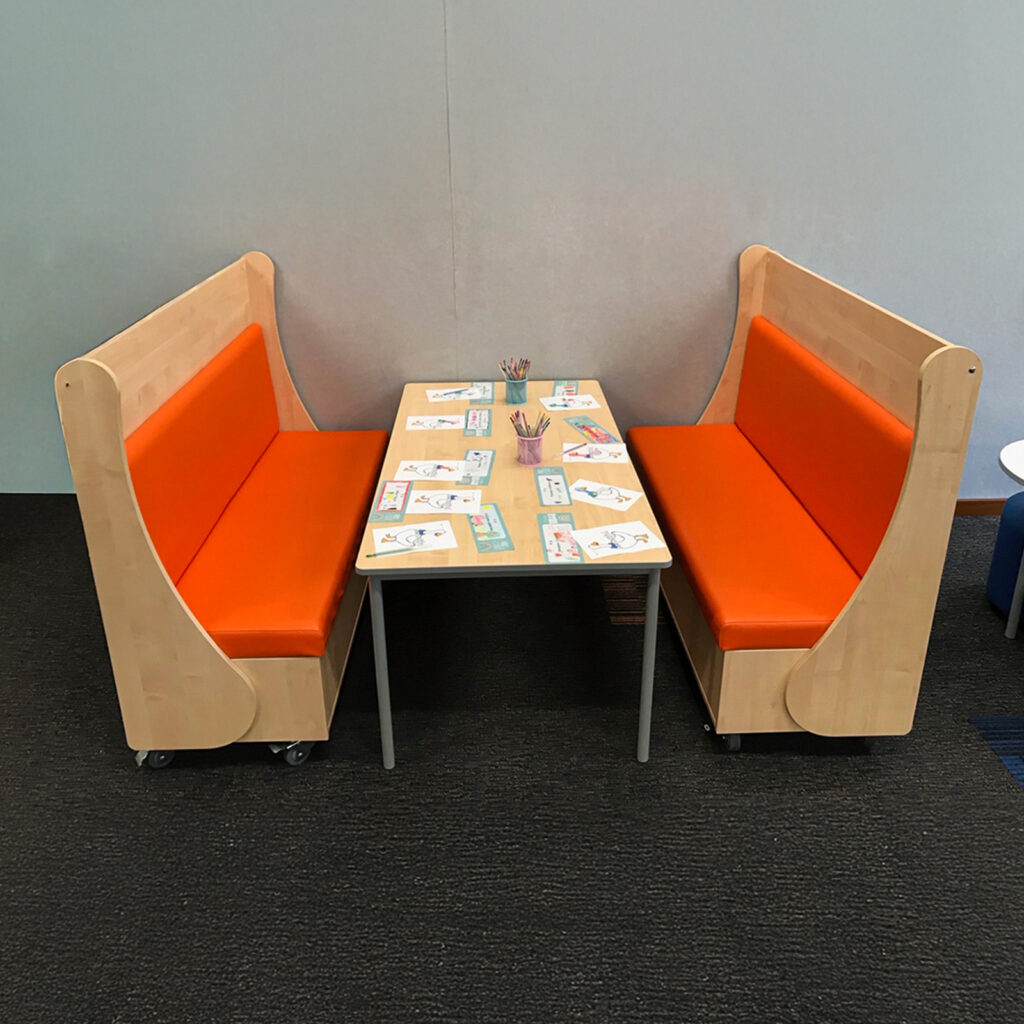 Mo-Booth with table