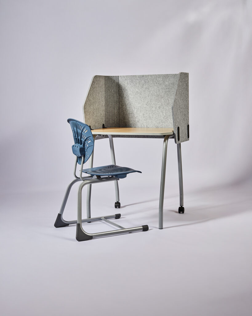 quiet-edge-acoustic-screen-on-desk
